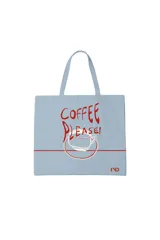 Bolso tote celeste con asas, estampado con la frase 'Coffee Please!' y una taza de café en color rojo.