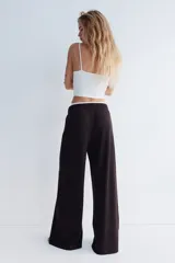 Pantalón de corte amplio confeccionado en tejido con textura tipo waffle, con cintura elástica y cordón ajustable.