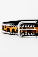 Cinturón negro con estampado animal print y tachas plateadas.