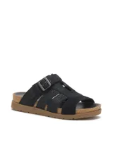 Sandalia de cuero negro con textura reptil, diseño de tiras cruzadas, hebilla metálica ajustable en el empeine, suela de corcho y base de goma marrón.