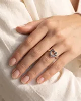 Anillo de plata 925 con diseño de corazón calado y detalle de puntos en relieve alrededor del contorno.