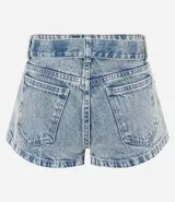 Short micro de jean con cintura baja, cierre tradicional, bolsillos funcionales y aplicaciones de tachuelas decorativas en los bordes. Incluye cinturón a juego.