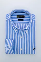 Camisa de vestir a rayas verticales celestes y blancas, corte clásico, con cuello button-down, bolsillo en el pecho con logo bordado de un pájaro y puños abotonados.