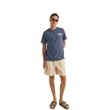 Remera azul de manga corta con cuello redondo y estampado pequeño en el pecho con el logo de la marca Rhythm Livin.