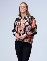 Blusa de satén estampado con cuello a la base y escote en V, marca Zac & Rachel.