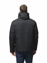 Campera 3 en 1 de diseño funcional, compuesta por una capa exterior semi impermeable con capucha ajustable y puños con velcro, y una capa interior capitoneada y abrigada. Ambas piezas pueden utilizarse juntas o por separado. Cuenta con cierre frontal, bolsillos laterales y un bolsillo en el pecho, todos con cierre.