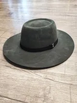 Sombrero negro de ala ancha con cinta decorativa.