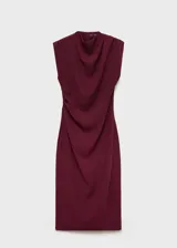Vestido largo de corte recto y diseño minimalista, confeccionado en tela de poliéster color bordó. Presenta cuello alto, diseño sin mangas y detalles fruncidos en la parte superior, con cierre de cremallera en la espalda y forro interior.