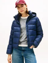 Campera térmica Tommy Hilfiger de corte informal, confeccionada en nailon ligero con relleno de plumón y acabado repelente al agua. Presenta capucha fija con cordón ajustable, cuello levantado, cierre frontal de cremallera y dos bolsillos delanteros con botón a presión. Incluye parche distintivo de la marca en la manga.