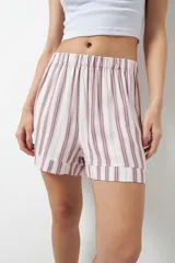 Short de pijama a rayas verticales rojas y blancas, con cintura elástica.