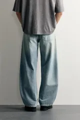 Jeans balloon fit de corte relajado y tiro medio, confeccionados en denim de algodón con efecto lavado y diseño clásico de cinco bolsillos.