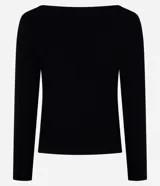 Blusa negra de mangas largas confeccionada en rib con algodón más sostenible. La prenda tiene escote recto.