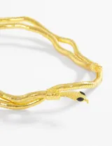 Collar flexible con diseño de serpiente en color plateado, con cabeza y cola detalladas. Su estructura moldeable permite usarlo como gargantilla, collar de múltiples vueltas o pulsera.