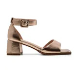 Sandalias de vestir negras charoladas, con tira ancha sobre los dedos, pulsera con hebilla al tobillo y taco cuadrado.