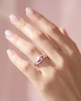 Anillo de plata con diseño abombado y piedra natural de rubí en talla marquesa engastada en el centro.