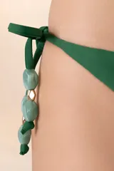 Calzón de bikini verde oscuro con corte a la cadera, cobertura chica y tiritas laterales con detalle de cuentas.