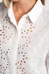 Blusa blanca de manga larga con cuello camisero y bordado tipo broderie anglaise con diseño floral calado.