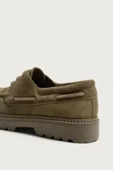 Zapato náutico de hombre confeccionado en piel con acabado serraje de color marrón, con cordones de tres pasados y suela track robusta.