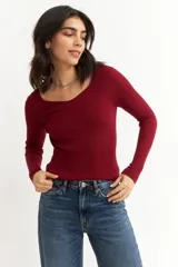 Sweater de punto color bordó, con escote corazón y mangas largas.