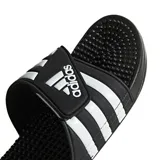 Sandalias tipo slide Adidas Adissage, color negro con tres franjas blancas en la tira superior ajustable con velcro. La plantilla presenta un diseño texturizado con protuberancias para masaje.