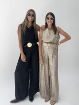 Conjunto de musculosa y pantalón palazzo color dorado brillante. La musculosa es sin mangas y el pantalón es de corte ancho con cintura alta.