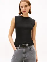 Musculosa Tommy Hilfiger de corte slim y textura acanalada color negro, con cuello barco y el logo de la marca bordado en el pecho.