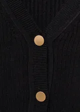 Cardigan negro de tejido de punto fino y canalé, con escote en V, manga larga y cierre frontal de botones dorados.