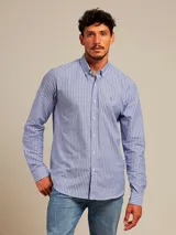 Camisa de manga larga con cuello abotonado, corte slim fit y estampado de rayas verticales en tonos azul y blanco.