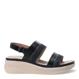 Sandalias de plataforma baja con tiras anchas en color beige y detalles texturizados brillantes. Posee cierre con tira ajustable en el talón y plantilla acolchada.