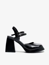 Zapato de tacón negro charol con plataforma, pulsera con dos tiras delanteras con cierre de hebilla y una trasera para sujeción en tobillo.