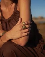 Anillo de diseño orgánico con forma irregular que evoca texturas marinas, con estructura abierta y acabado brillante.