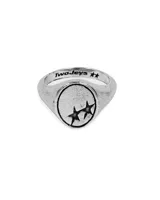 Anillo plateado de latón con forma ovalada y dos estrellas grabadas. Diseño vintage de la marca Twojeys.