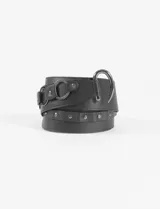 Cinturón negro de cuero sintético con hebilla metálica y doble tira con ojalillos metálicos.