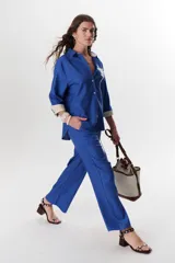 Pantalón de lino color verde militar, de corte recto y tiro alto, con cintura ajustable mediante cordón.