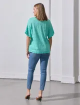 Blusa verde agua de algodón texturado, marca Ruby Rd, de manga corta con terminación amplia.