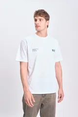 Camiseta blanca de manga corta con corte oversize y estampa en la espalda de una ola, un sol y tres aves. Incluye texto en japonés.