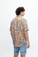 Camisa negra con estampado cachemir en blanco, de manga corta y corte recto.