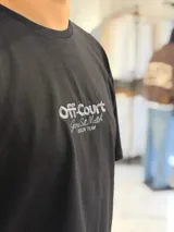 Remera oversize color beige con diseño bordado en el pecho con las palabras Off Court Game Set Match Duxon Team.