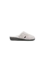 Pantuflas tipo mule de tela de rizo color gris, con cierre ajustable de velcro en el lateral y suela de goma negra con soporte biomecánico.