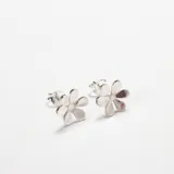 Caravanas tipo broquel con diseño de flor de seis pétalos en plata 925.