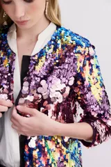 Saco de corte recto a la cadera, completamente cubierto de lentejuelas multicolor con forrería interna.