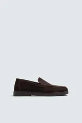 Mocasín casual de hombre con parte superior de piel con acabado serraje, diseño de corte liso con detalle de bordón, horma redonda y suela a tono.