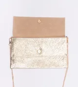 Sobre de fiesta rectangular con acabado brillante texturizado en color dorado. Incluye una cadena metálica fina desmontable para usar al hombro o cruzado.