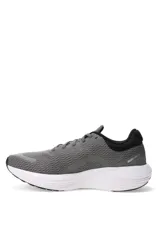 Championes deportivos Puma Scend Pro de color blanco, con detalles en gris y verde lima en el talón, interior y logotipo lateral.