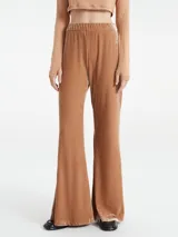 Pantalón acampanado color marrón de terciopelo con cintura elástica.