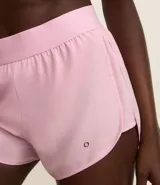 Short deportivo modelo runner de corte holgado, con cintura elástica ancha y bajo redondeado. Confeccionado en tejido técnico de secado rápido, ideal para actividades físicas.