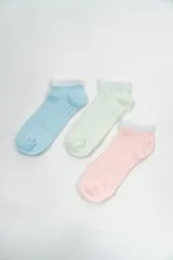 Pack de tres pares de medias tobilleras acanaladas en colores celeste, verde y rosa con borde superior blanco.