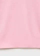 Jersey de punto fino con cuello en pico y manga larga, de diseño recto y corte clásico.