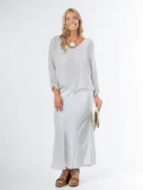 Blusa color gris claro de seda italiana, talle único oversized, con forro elastizado, mangas 3/4 y escote en V.