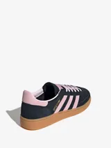 Championes Adidas Handball Spezial, color negro con detalles en rosa y suela de goma color caramelo.